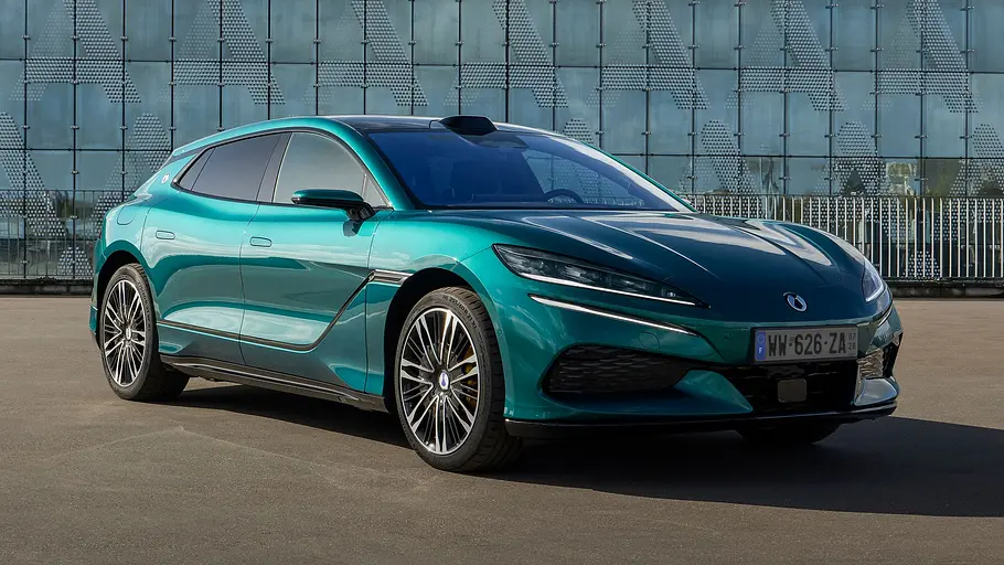 Denza Z9GT Denza Z9GT statisch von vorne rechts fotografiert.