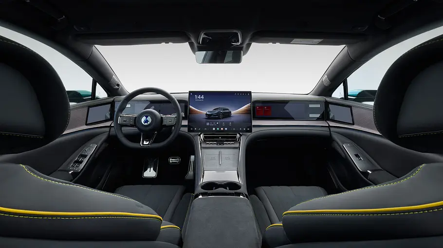 Durchsicht durch den Innenraum des Denza Z9 GT mit Blick auf das Cockpit.