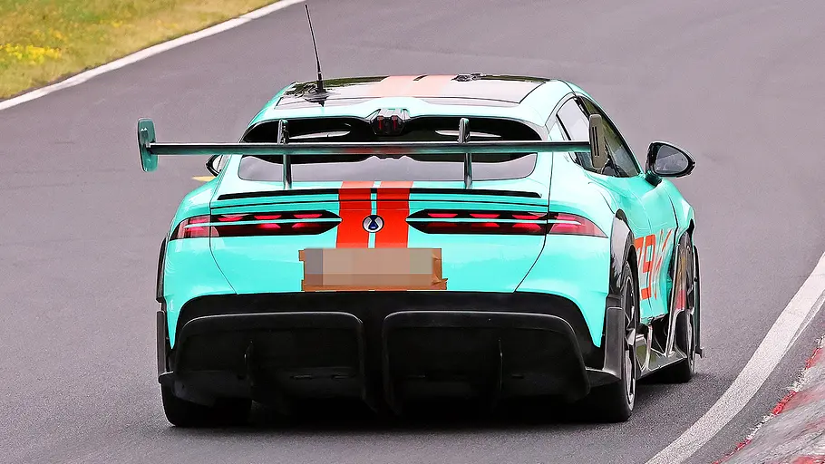 Denza Z9 GT Xtreme (2026) Blick von hinten auf den fahrenden Denza Z9 GT Xtreme (2026).