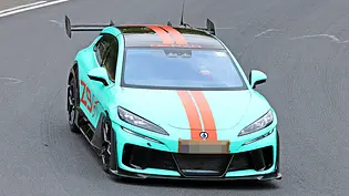 Blick von vorne auf den fahrenden Denza Z9 GT Xtreme (2026). - Foto: SH Proshots Blick von vorne auf den fahrenden Denza Z9 GT Xtreme (2026). - Foto: SH Proshots