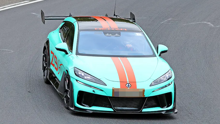 Denza Z9 GT Xtreme (2026) Blick von vorne auf den fahrenden Denza Z9 GT Xtreme (2026).