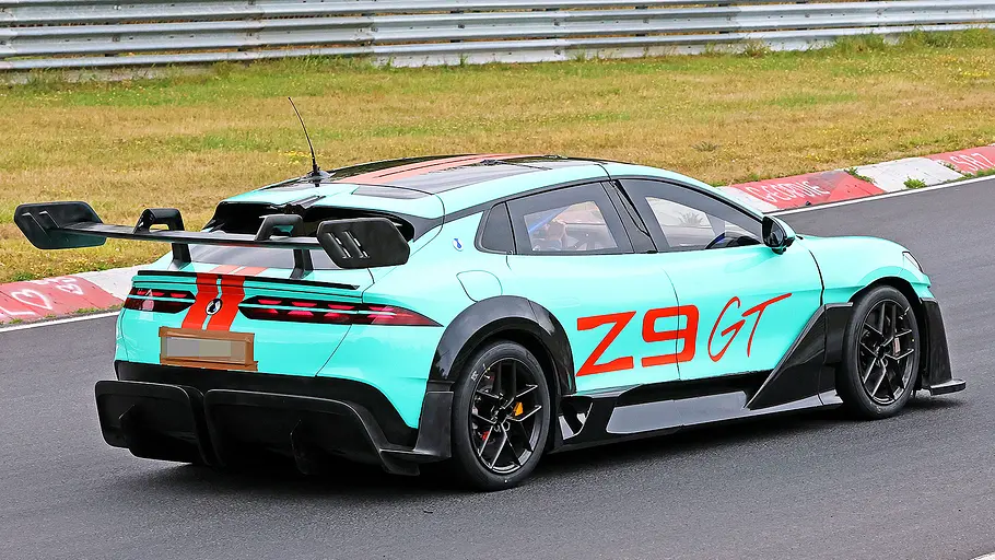 Denza Z9 GT Xtreme (2026) Blick von schräg hinten auf den fahrenden Denza Z9 GT Xtreme (2026).