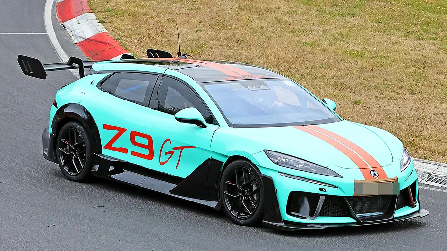 Denza Z9 GT Xtreme (2026) Blick von schräg vorne auf den fahrenden Denza Z9 GT Xtreme (2026).