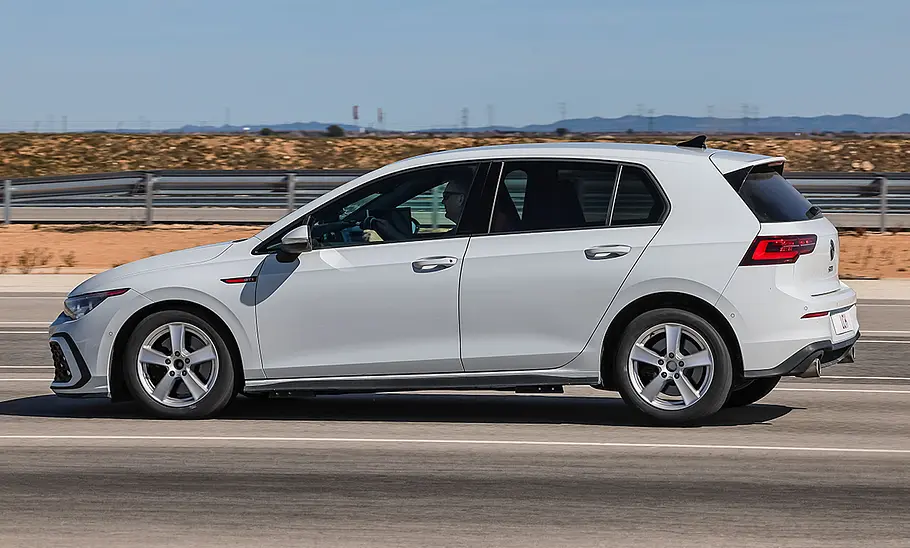 Ein VW Golf GTI macht eine Vollbremsung.