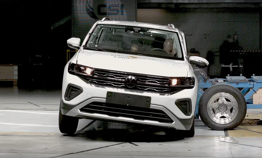 Ein Prellbock fährt beim Euro NCAP-Crashtest in die linke Seite des VW T-Cross.
