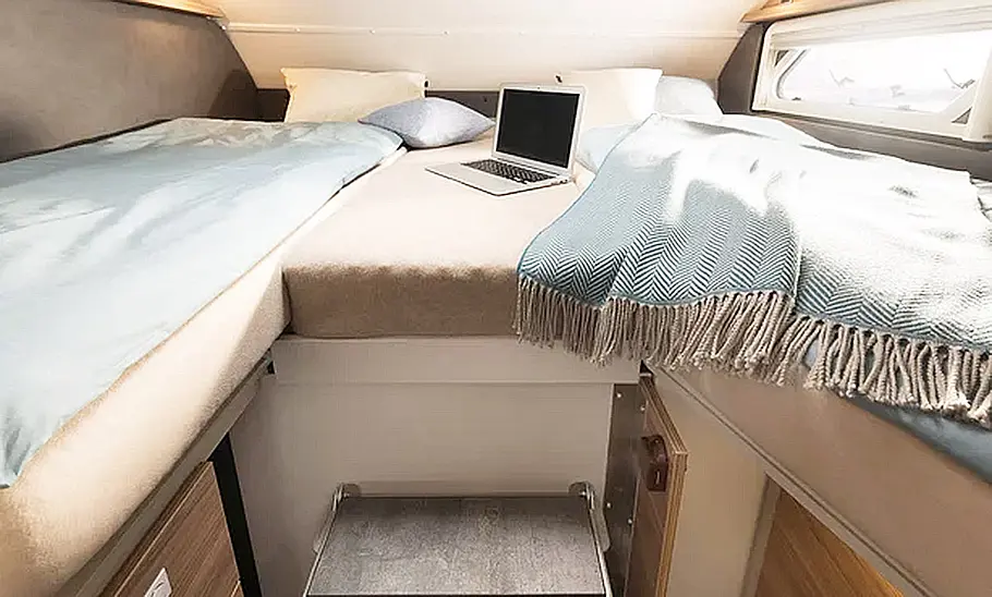 Ein Blick ins Schlafzimmer des Dethleffs Alpa Alkoven (2025).