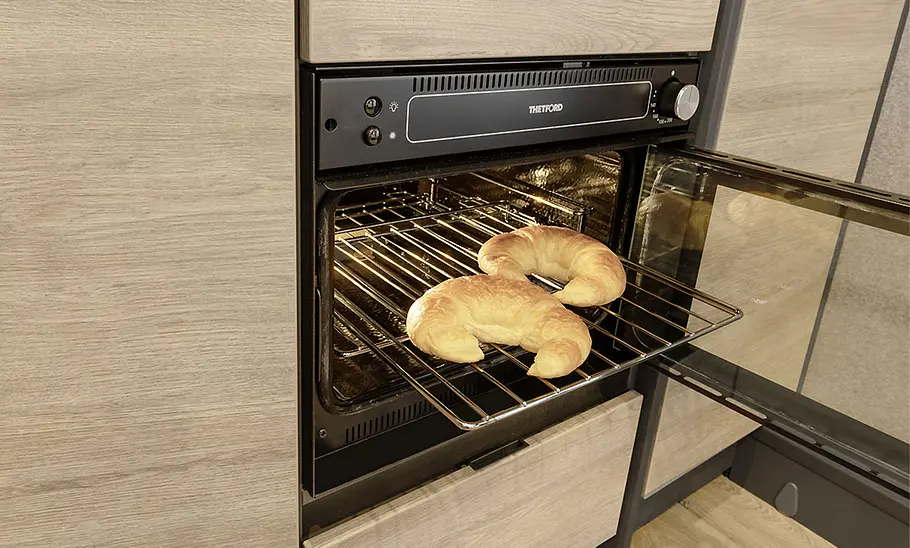 Dethleffs Beduin Scandinavia 690 BQT (2025) Detailfoto vom Backofen des Dethleffs Beduin Scandinavia 690 BQT (2025).