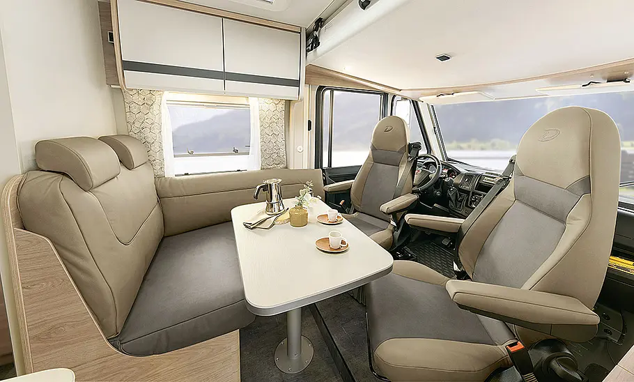 Das Bild zeigt die Sitzgruppe des Dethleffs Globebus (2025) von der Aufbautür aus fotografiert.
