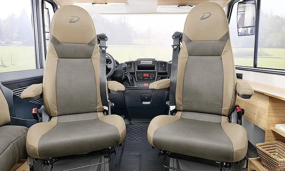 Das Bild zeigt das Fahrerhaus des Dethleffs Globebus (2025) mit um 180 Grad gedrehten Frontsesseln.