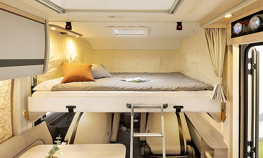 Das Bild zeigt das Hubbett des Dethleffs Globebus (2025) über der Sitzgruppe.
