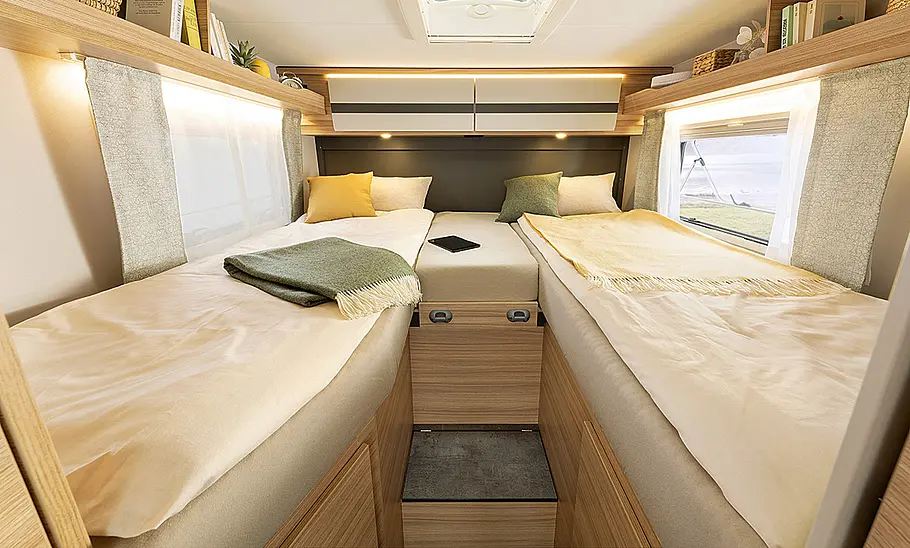Das Bild zeigt die Heckbetten des Dethleffs Globebus (2025).