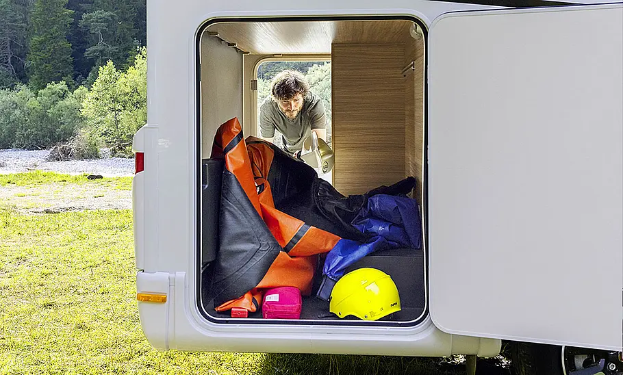 Das Bild zeigt die Heckgarage des Dethleffs Globebus (2025).