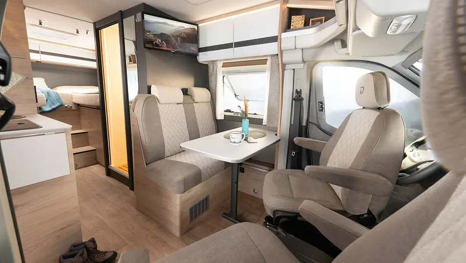 Dethleffs Globebus Go T45 Durchsicht durch den Wohnraum des Dethleffs Globebus Go T45.