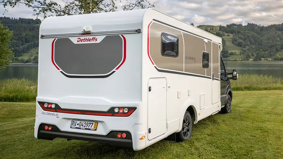 Dethleffs Globebus Go T45 Der Dethleffs Globebus Go T45 statisch von schräg hinten rechts auf einer Wiese geparkt.