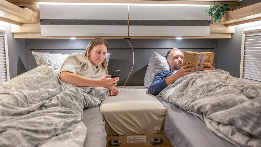 Dethleffs Globebus Go T45 Die Heckbetten im Dethleffs Globebus Go T45 im Detail. Zwei Personen liegen auf den Einzelbetten.