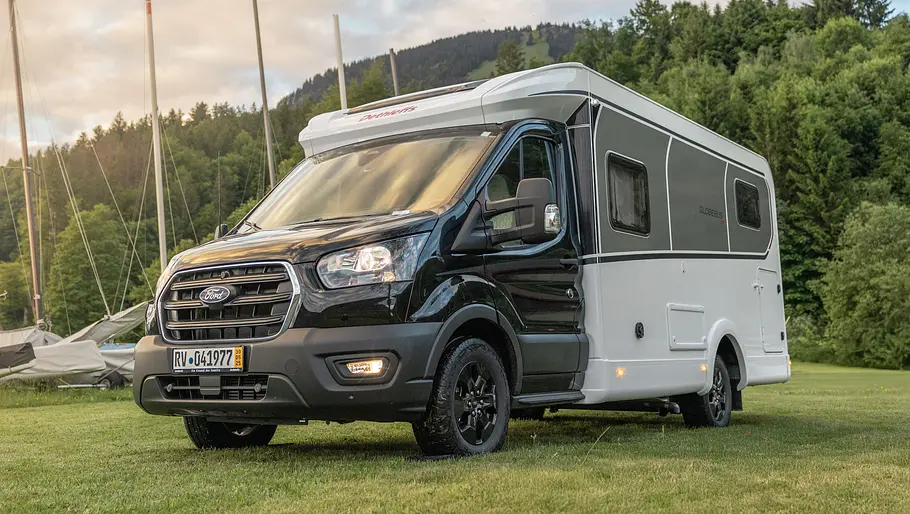 Dethleffs Globebus Go T45 Der Dethleffs Globebus Go T45 statisch von schräg vorne links auf einer Wiese geparkt.