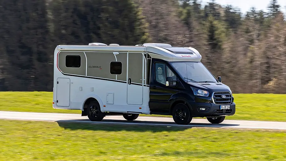 Der Dethleffs Globebus Go T45 fahrend von schräg vorne rechts.