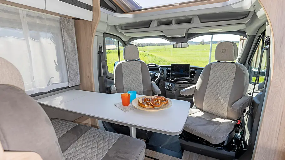 Blick auf die Sitzgruppe des Dethleffs Globebus Go T45.
