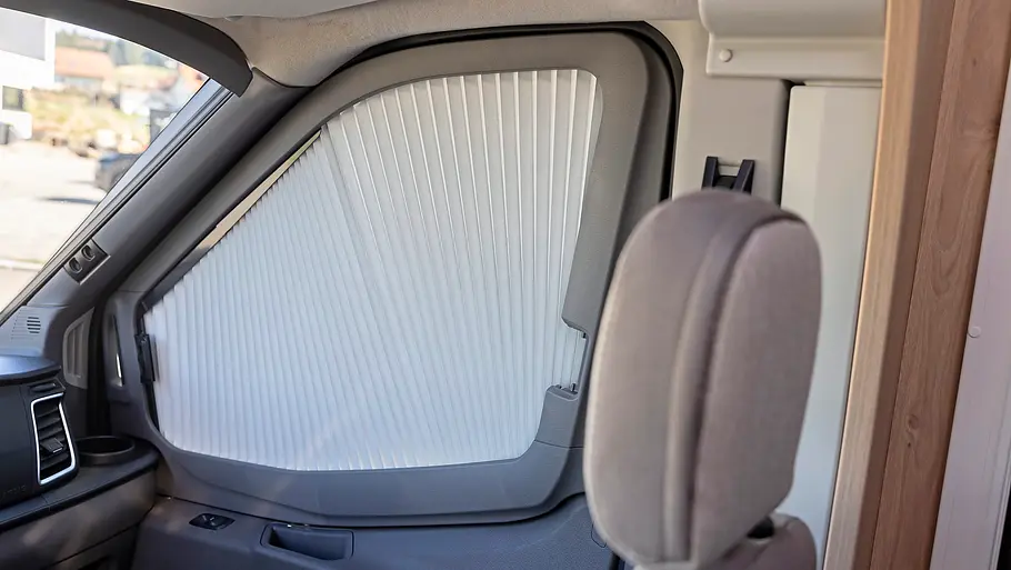 Die Faltverdunkelungen am Beifahrer-Fenster im Cockpit des Dethleffs Globebus Go T45.