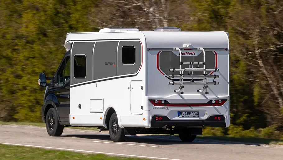 Der Dethleffs Globebus Go T45 fahrend von schräg hinten links.