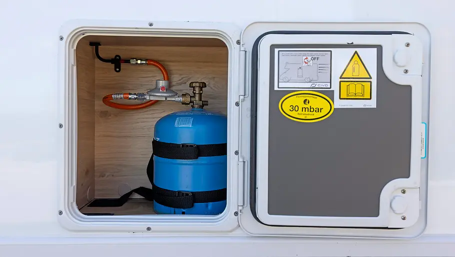 Blick in den von außen zugänglichen Gaskasten des Dethleffs Globebus Go T45.