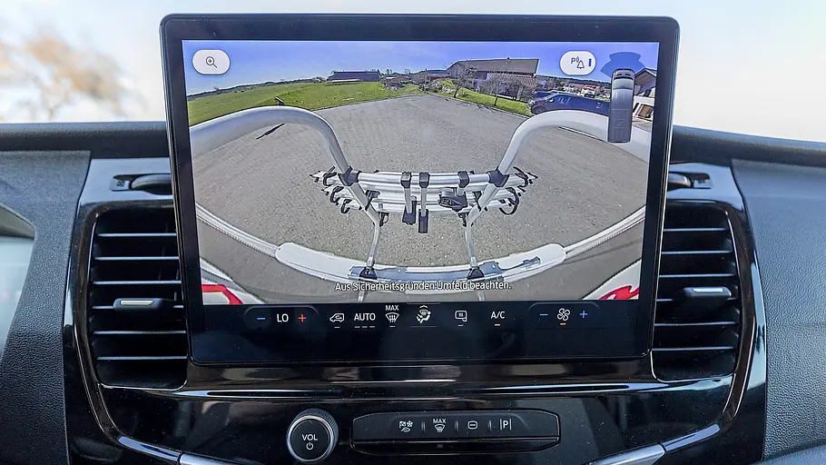 Der Zentralbildschirm im Cockpit des Dethleffs Globebus Go T45 mit Ansicht der Rückfahrkamera.