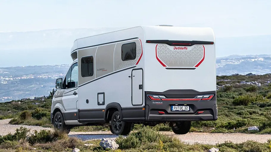 Der Dethleffs Globebus Performance T16 statisch von schräg hinten links.