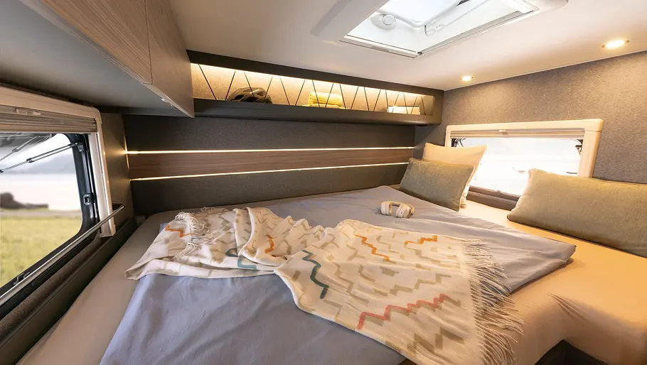Das Doppelbett im Heck des Dethleffs Globebus Performance T16.