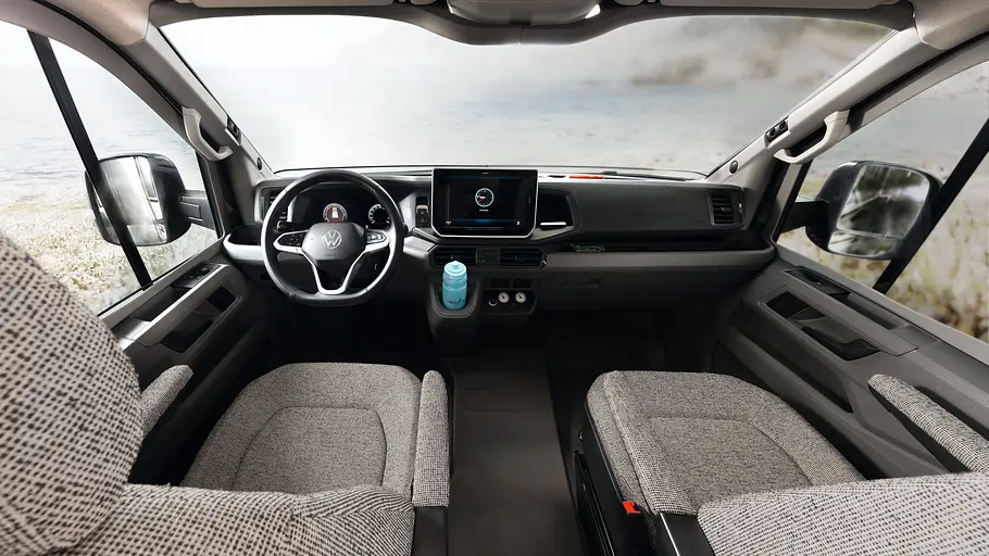 Blick auf das Cockpit des Dethleffs Globebus Performance T16.