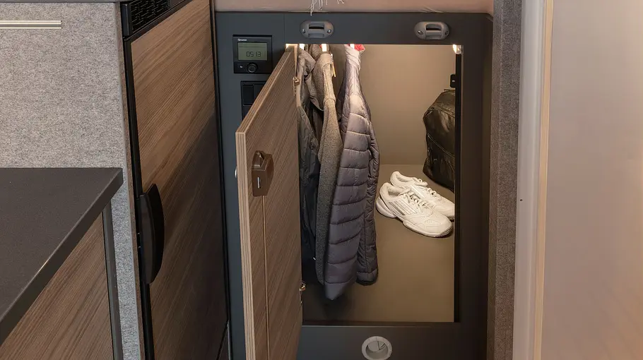 Der Kleiderschrank unter dem Heckbett des Dethleffs Globebus Performance T16 im Detail.