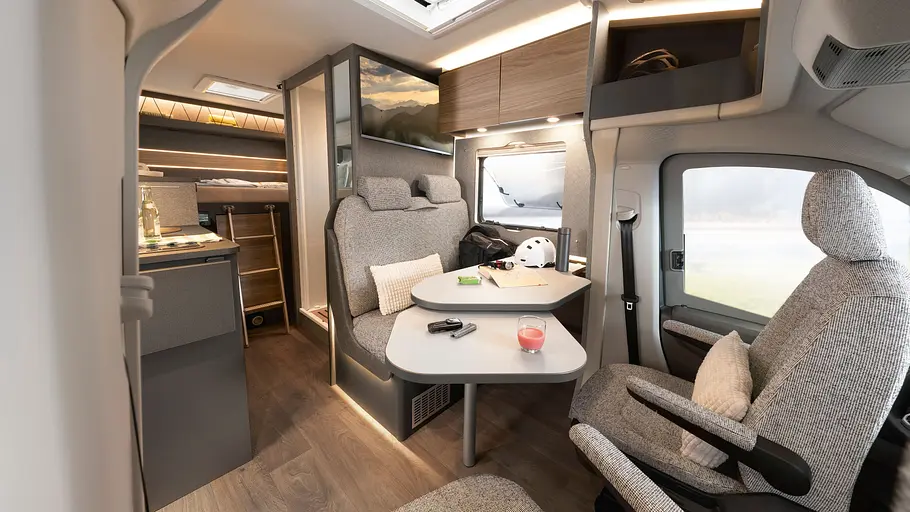 Durchsicht durch den Wohnraum des Dethleffs Globebus Performance T16.