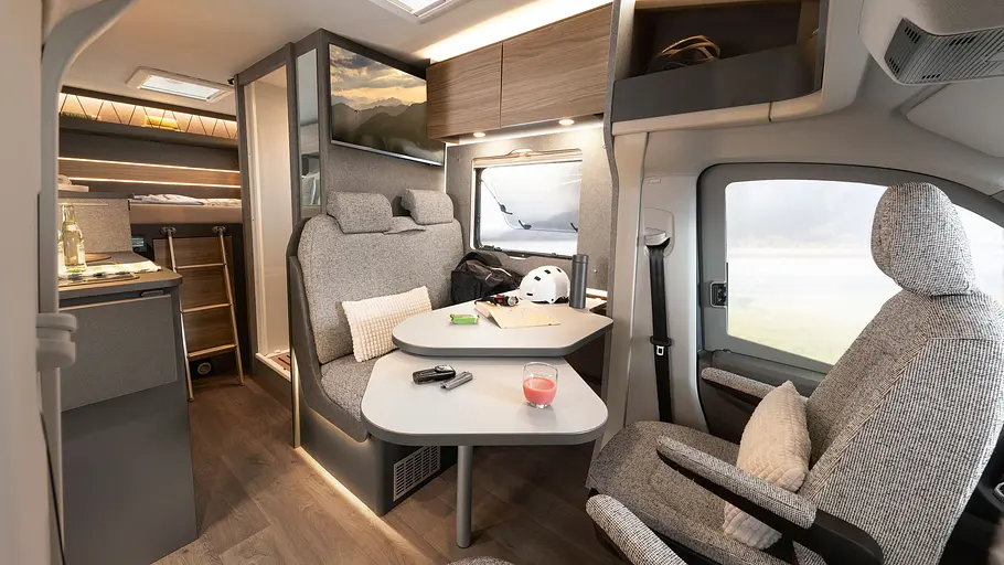Durchsicht durch den Wohnraum des Dethleffs Globebus Performance T16.