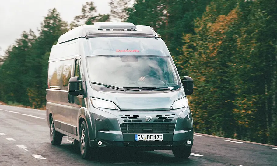 Der Dethleffs Globetrail 540 DR (2025) von schräg vorne.