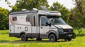 Das Bild zeigt den Dethleffs Globebus Performance 4x4 statisch von schräg vorne rechts fotografiert. - Foto: Dethleffs