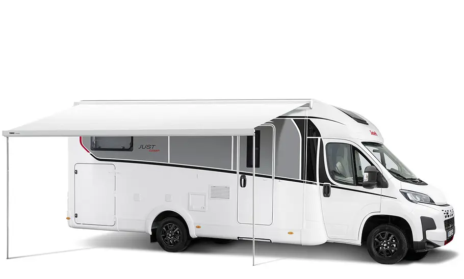 Der Dethleffs Just Camp T 6762 (2025) mit ausgefahrener Markise von der Seite aufgenommen.