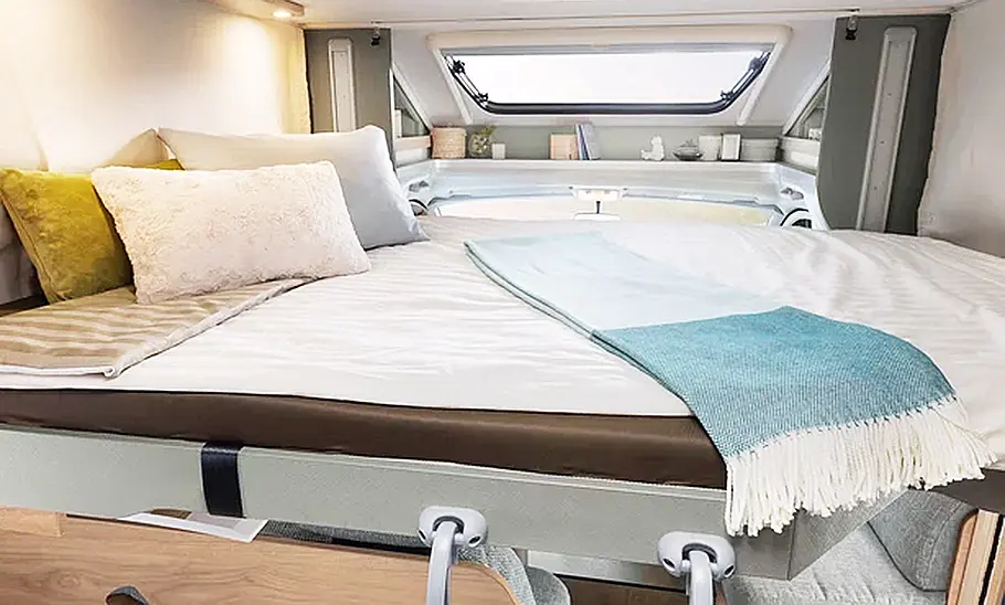 Die Innenaufnahme zeigt das Schlafzimmer des Dethleffs Just Camp T 6762 (2025).