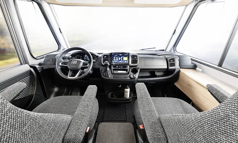 Die Innenaufnahme zeigt das Cockpit des Dethleffs XL Family I (2025).