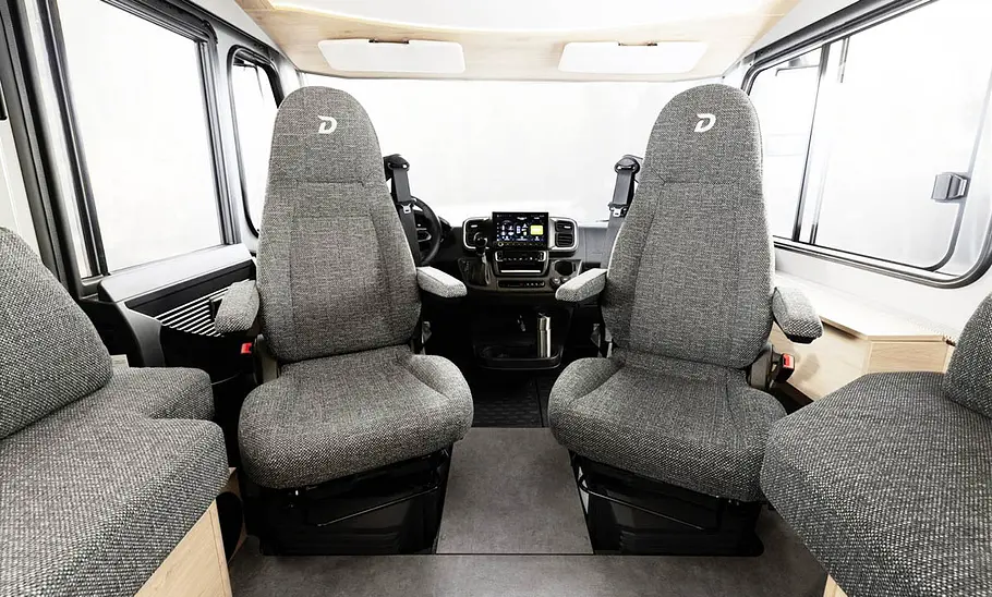 Die Innenaufnahme zeigt das Cockpit des Dethleffs XL Family I (2025) mit um 180 Grad gedrehten Frontsitzen.