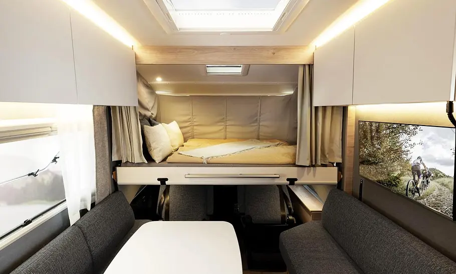 Die Innenaufnahme zeigt das Hubbett im Fahrerhaus des Dethleffs XL Family I (2025).