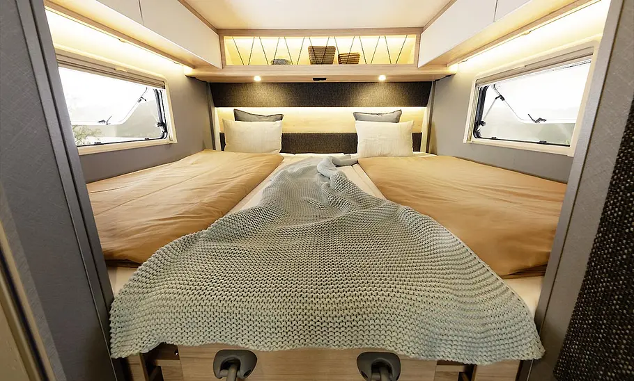 Die Innenaufnahme zeigt das Schlafzimmer im Heck des Dethleffs XL Family I (2025).