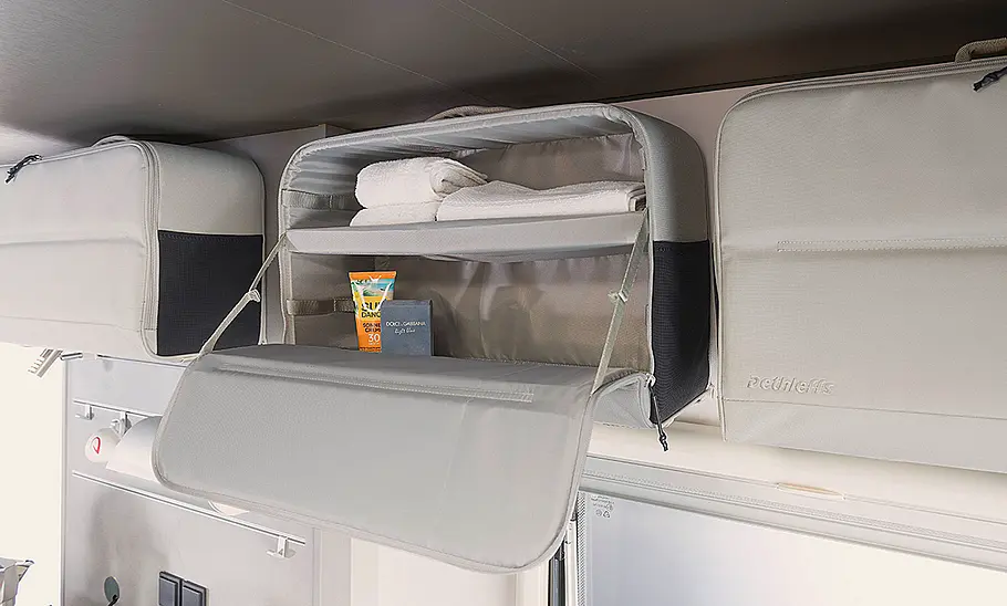 Dethleffs Yoka Go T1 (2024) Das Bild zeigt die Textil-Dachstauschränke des Dethleffs Yoka Go T1 (2024).