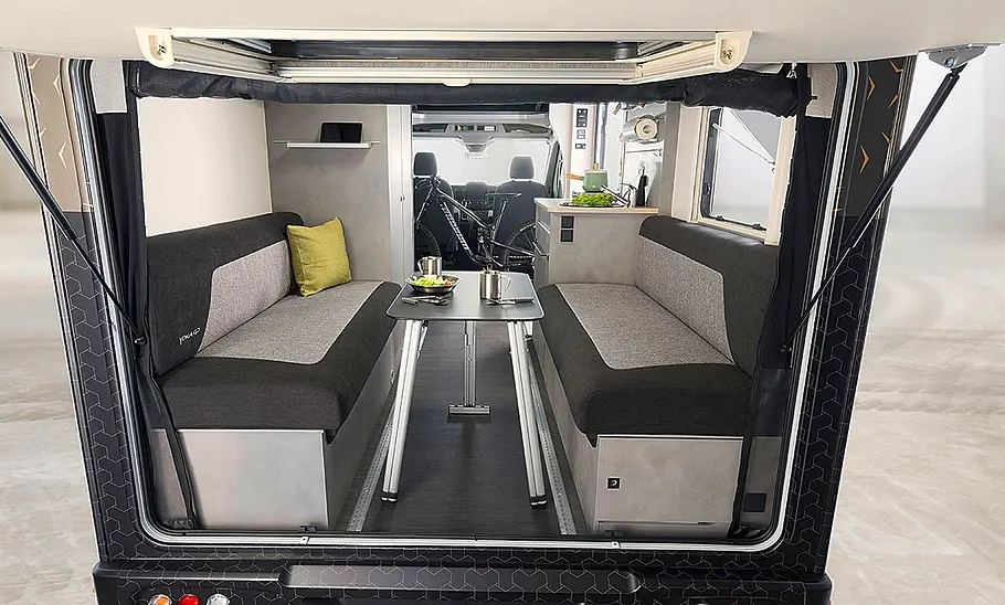Das Bild zeigt die Heckgarage des Dethleffs Yoka Go T1 (2024) als Sitzgruppen-Umbau.
