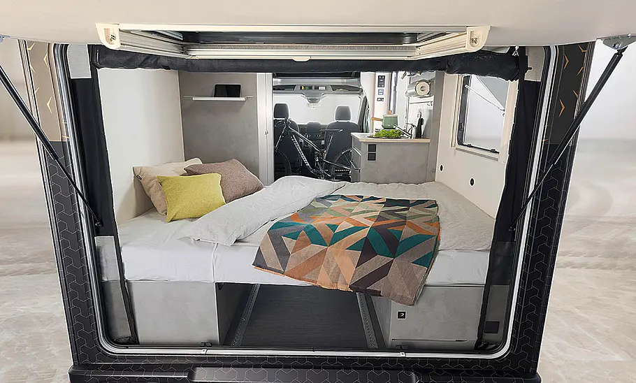 Dethleffs Yoka Go T1 (2024) Das Bild zeigt die Heckgarage im Bett-Umbau des Dethleffs Yoka Go T1 (2024).