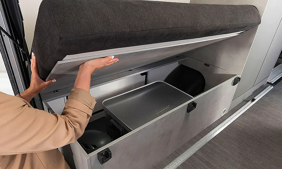 Dethleffs Yoka Go T1 (2024) Das Bild zeigt das Staufach unter der linken Sitzbank in der Heckgarage des Dethleffs Yoka Go T1 (2024).