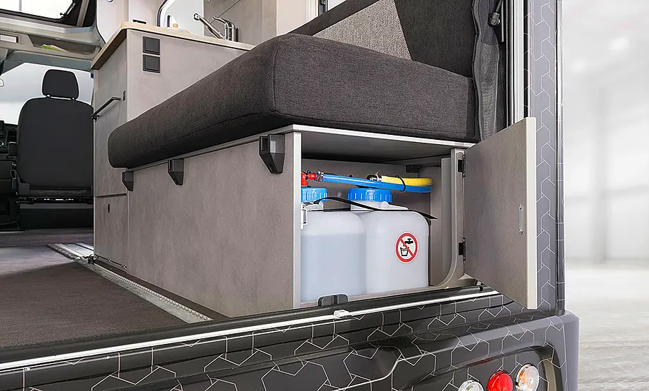 Dethleffs Yoka Go T1 (2024) Das Bild zeigt den Wassertank unter der rechten Sitzbank in der Heckgarage des Dethleffs Yoka Go T1 (2024).