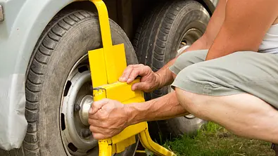Mit einer Parkkralle den Anhänger vor Diebstahl schützen - Foto: iStock