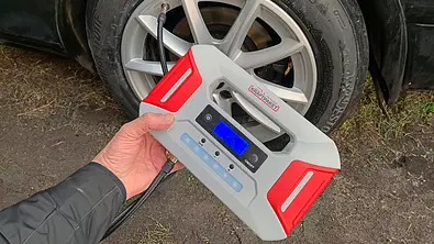 Das Dino Kraftpaket 12V–600A in Nutzung als Kompressor am Reifen. - Foto: Holger Ippen