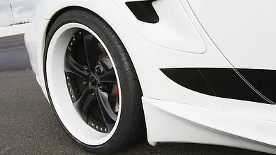 Ein getunter Porsche mit Distanzscheiben zwischen Radnabe und Felge. - Foto: Jürgen Zerha
