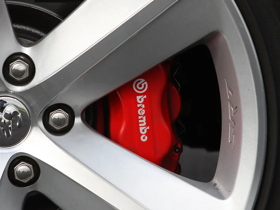 So fährt sich der Challenger SRT8 Dodge Challenger SRT8 mit Brembo-Bremsen