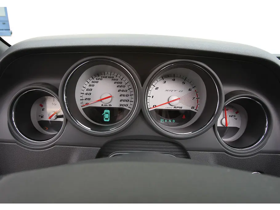 So fährt sich der Challenger SRT8 Dodge Challenger SRT8 mit sportiven weißen Zifferblättern